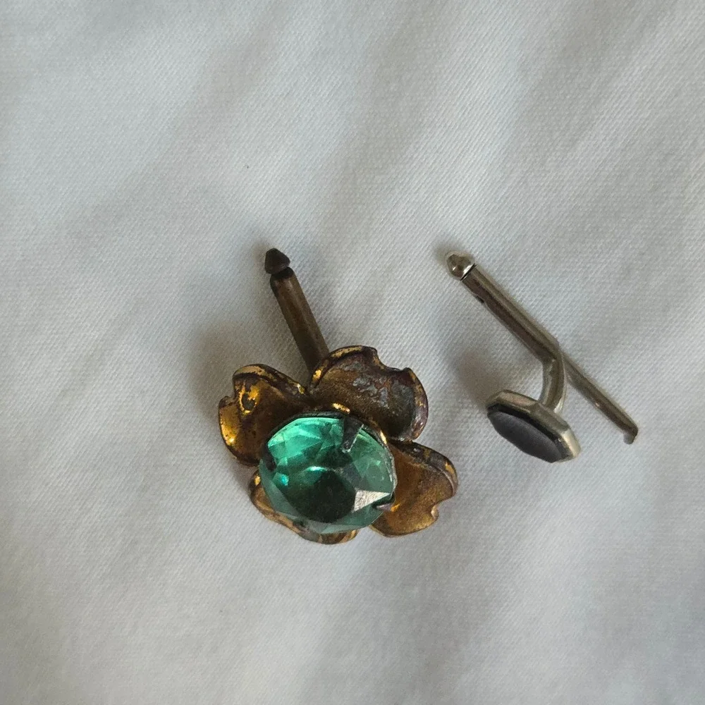 VTG Mismatched Cufflink Stud Green Flower Gold Silver Tone Mens OS USA Unbranded